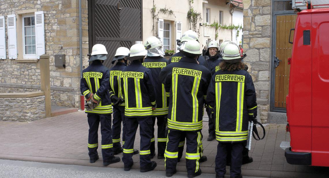 125-Jahr-Feier: Festzelt mit Feuerwehrfahnen