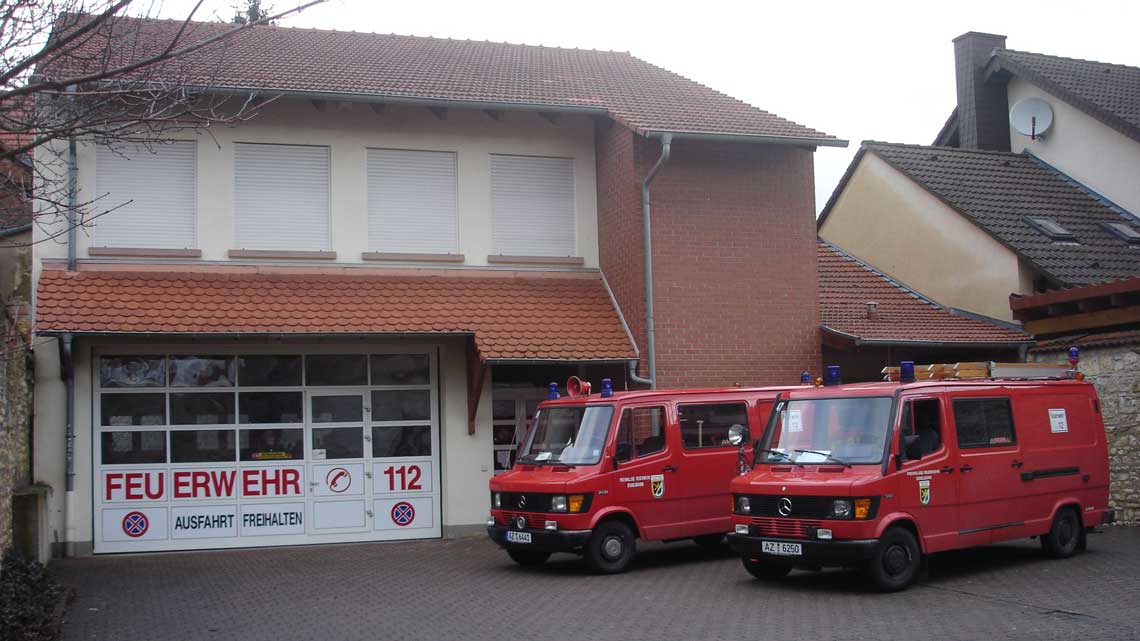 Feuerwehrfahrzeuge vor dem Gerätehaus in Esselborn