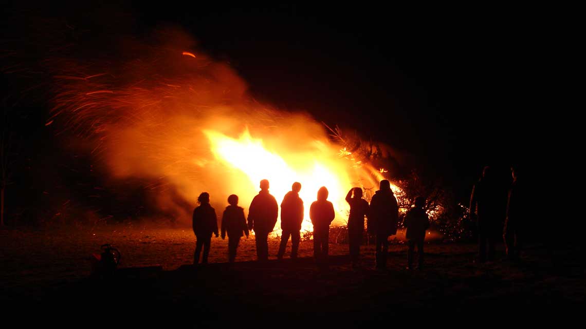 Feuerwehr bei der traditionellen Knutfeuer-Veranstaltung