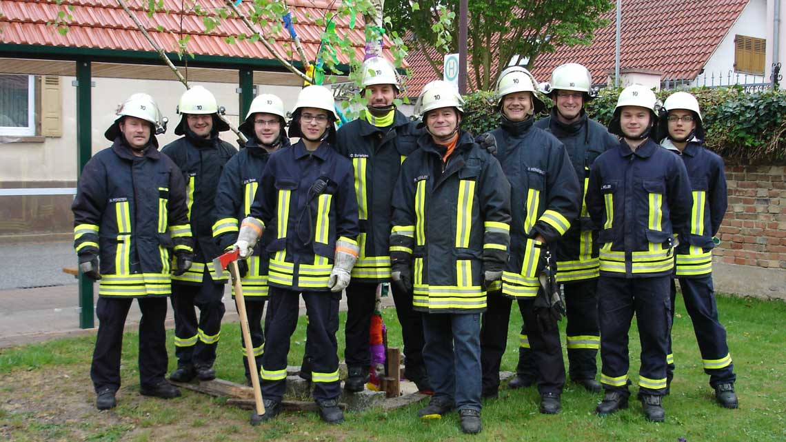 Feuerwehrkameraden beim traditionellen Maibaumstellen in Esselborn